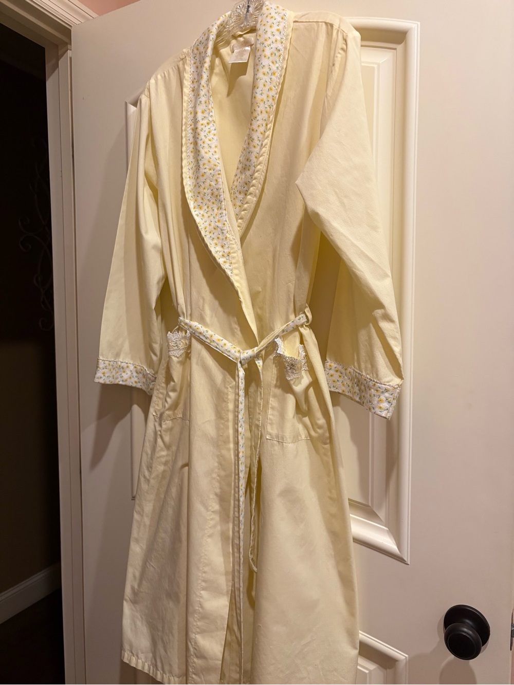 Vintage Secret Treasures Cream Floral-Trim Robe